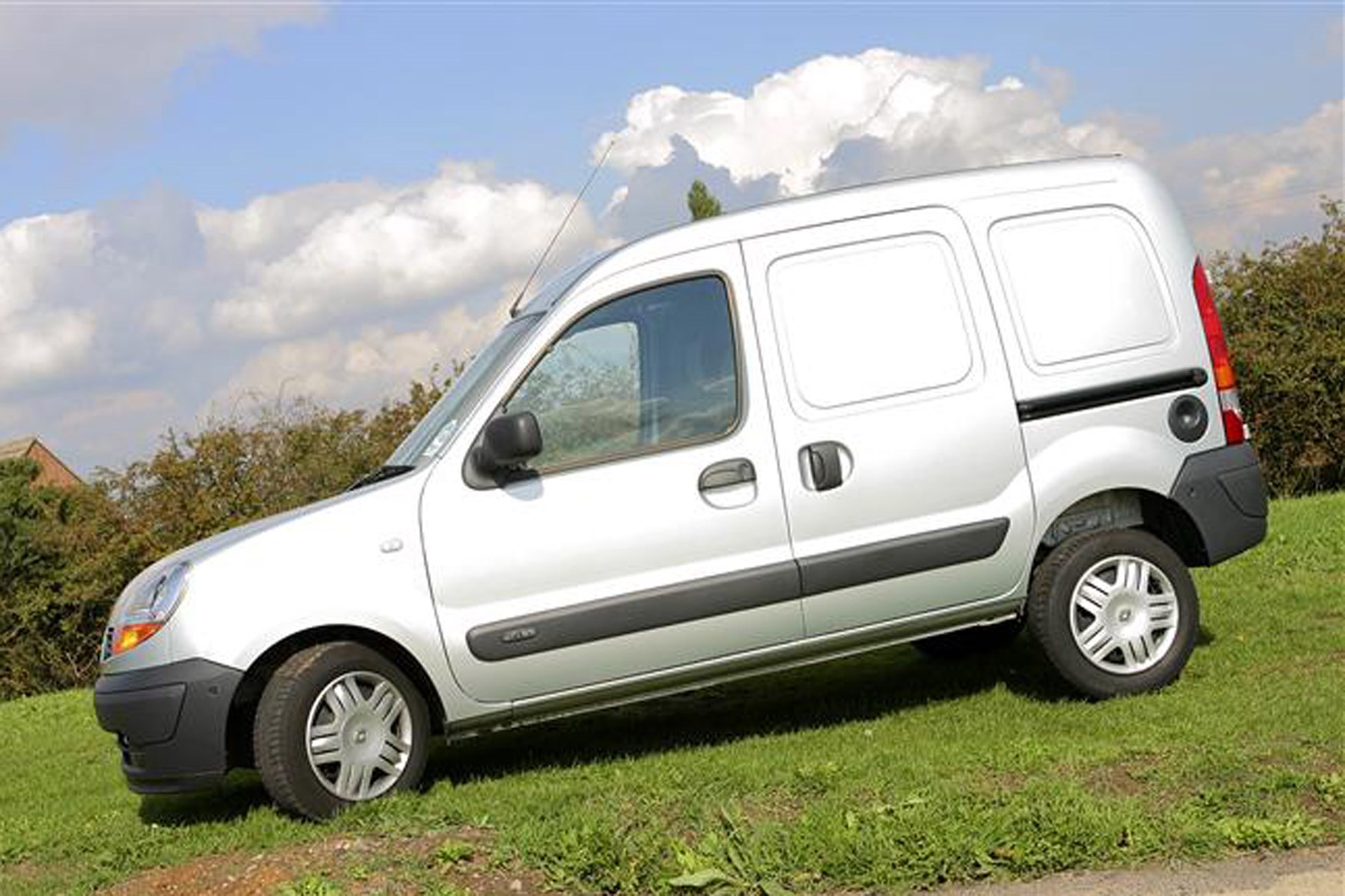 Renault Kangoo review on Parkers Vans - side exterior