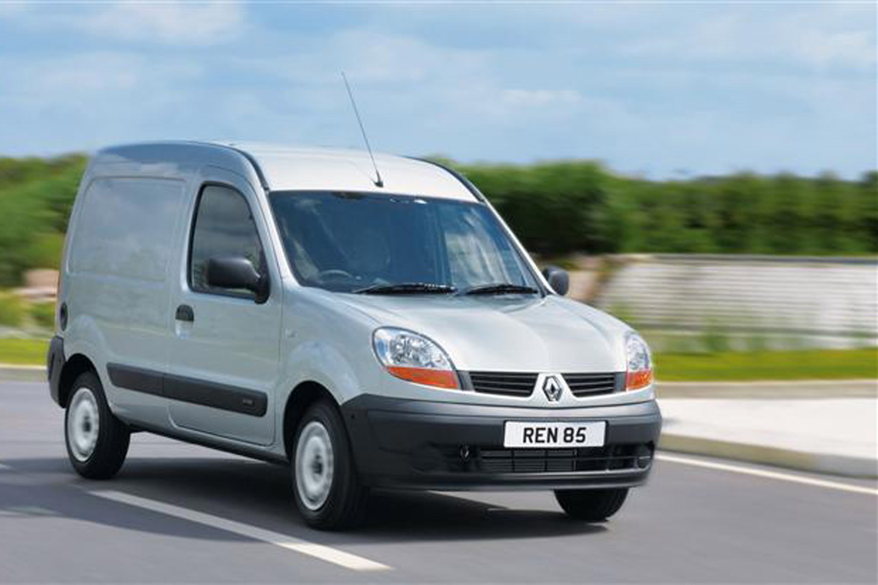 Renault Kangoo review on Parkers Vans - on the road