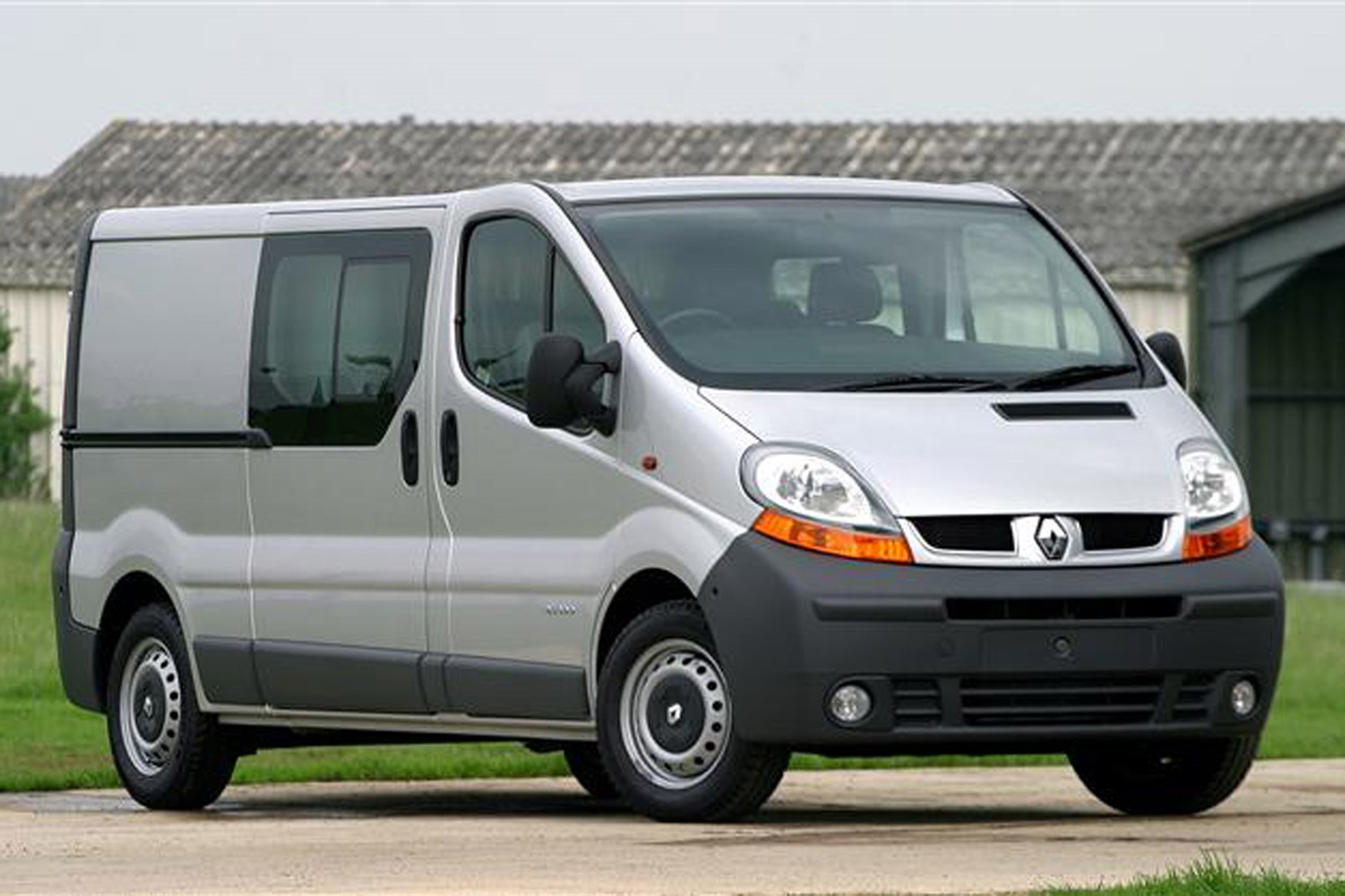 Renault Trafic 2001-2014 review on Parkers Vans - front exterior