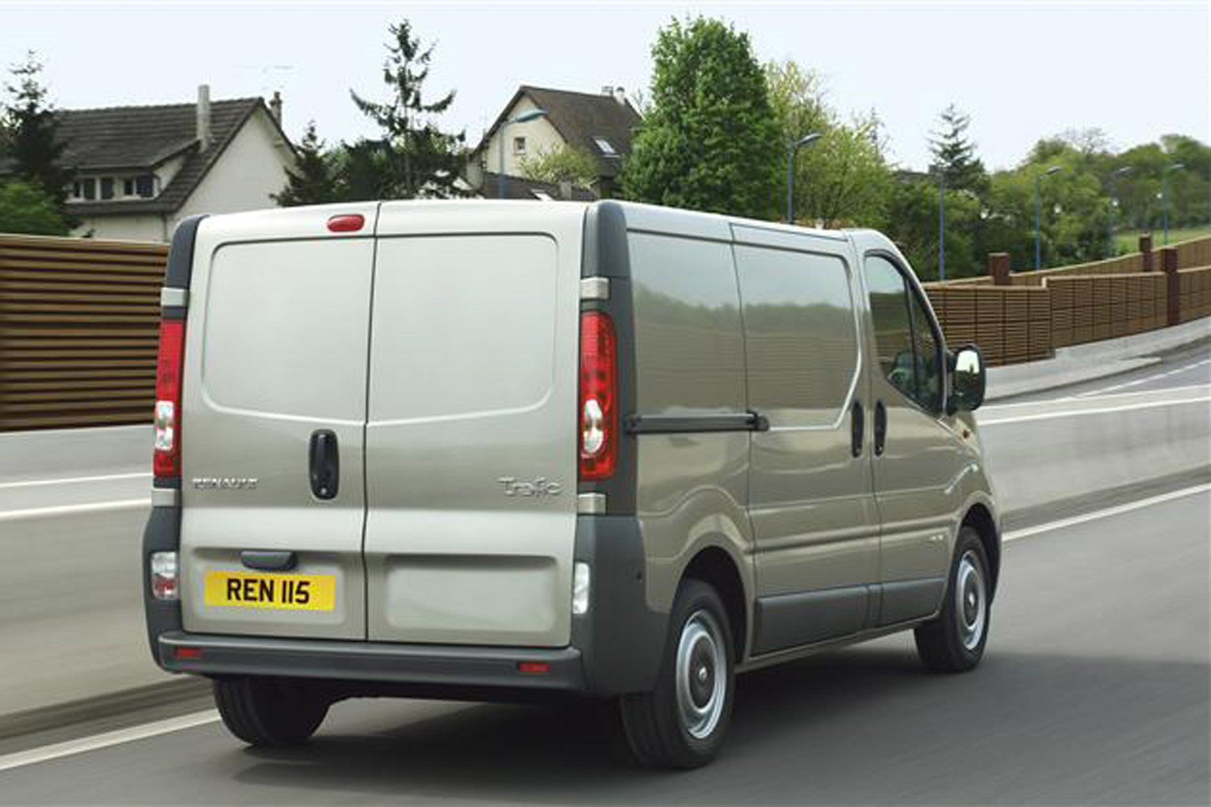 Renault Trafic 2001-2014 review on Parkers Vans - rear exterior