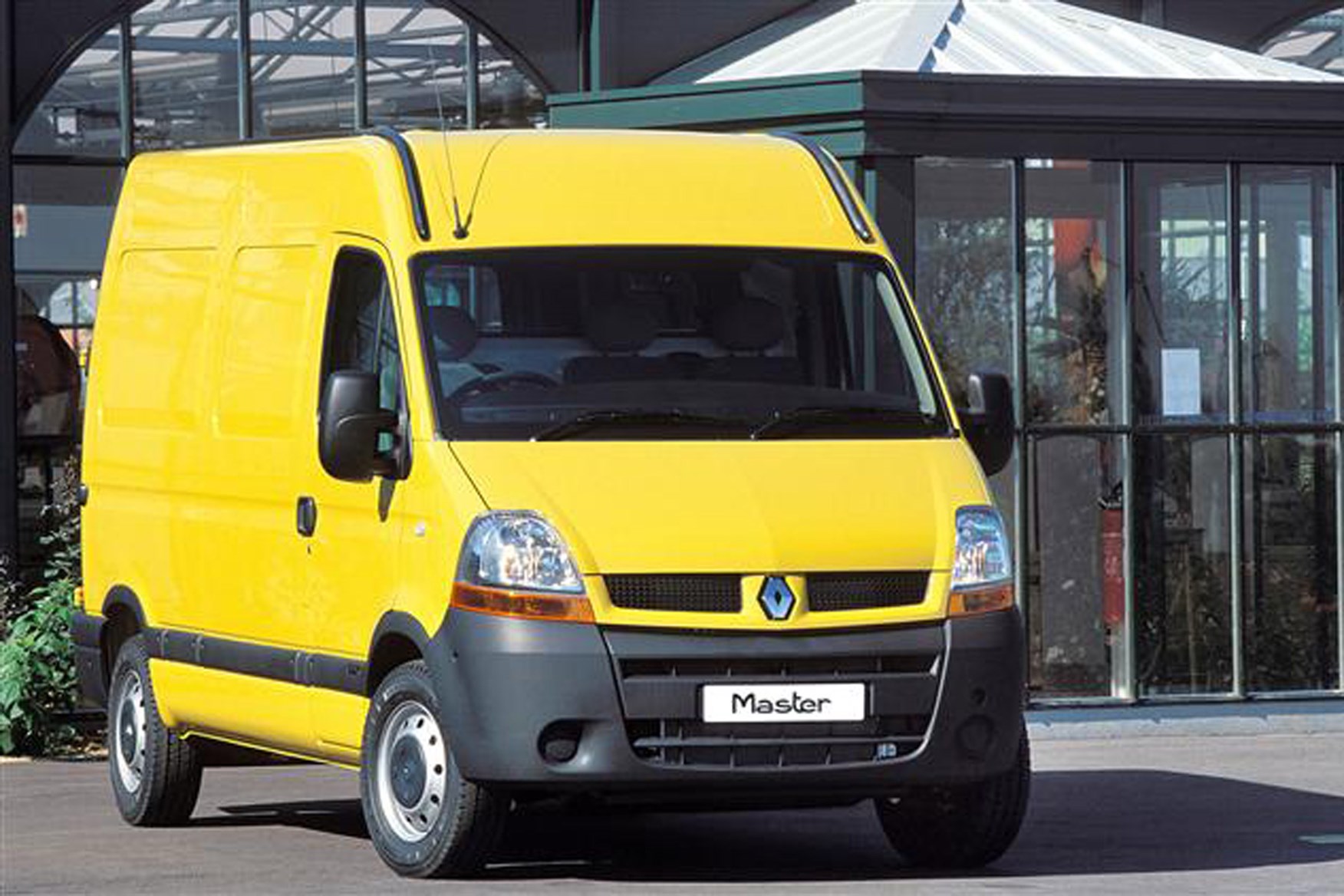 Renault Master review on Parkers Vans - front exterior
