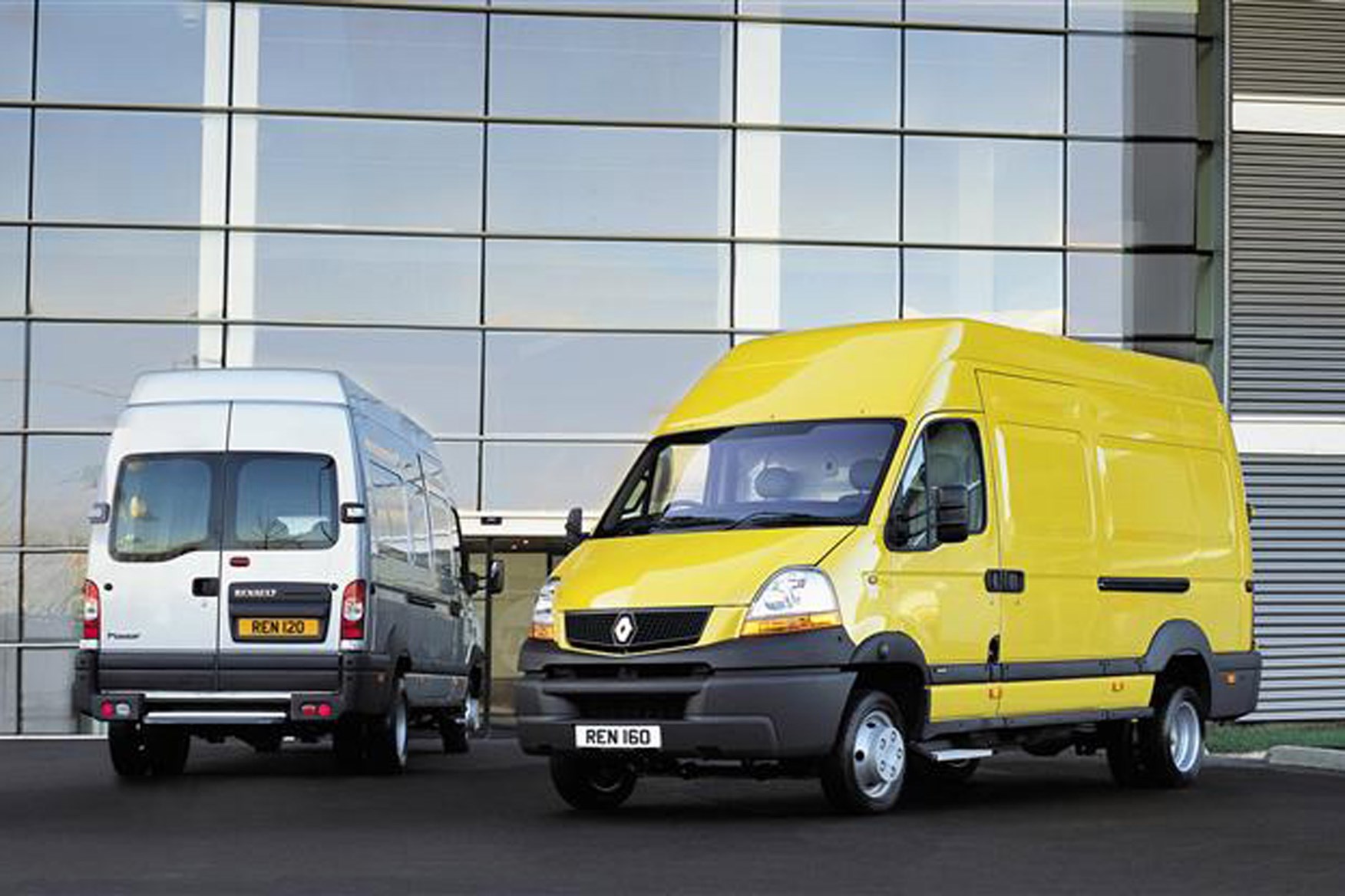 Renault Master review on Parkers Vans - exterior front and back
