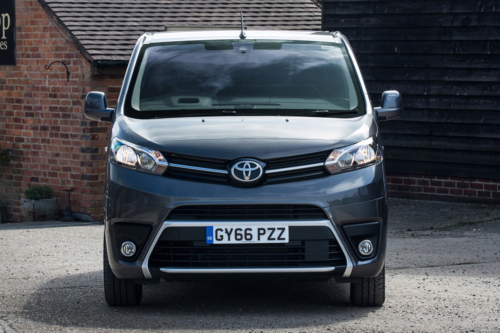 Toyota Proace 2016-on full review on Parkers Vans - front