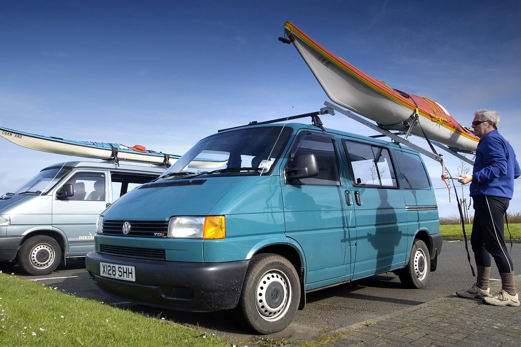 Volkswagen T4: Transporter, Caravelle and Camper Models, 1990 to 2003 (The  Essential Buyer's Guide)