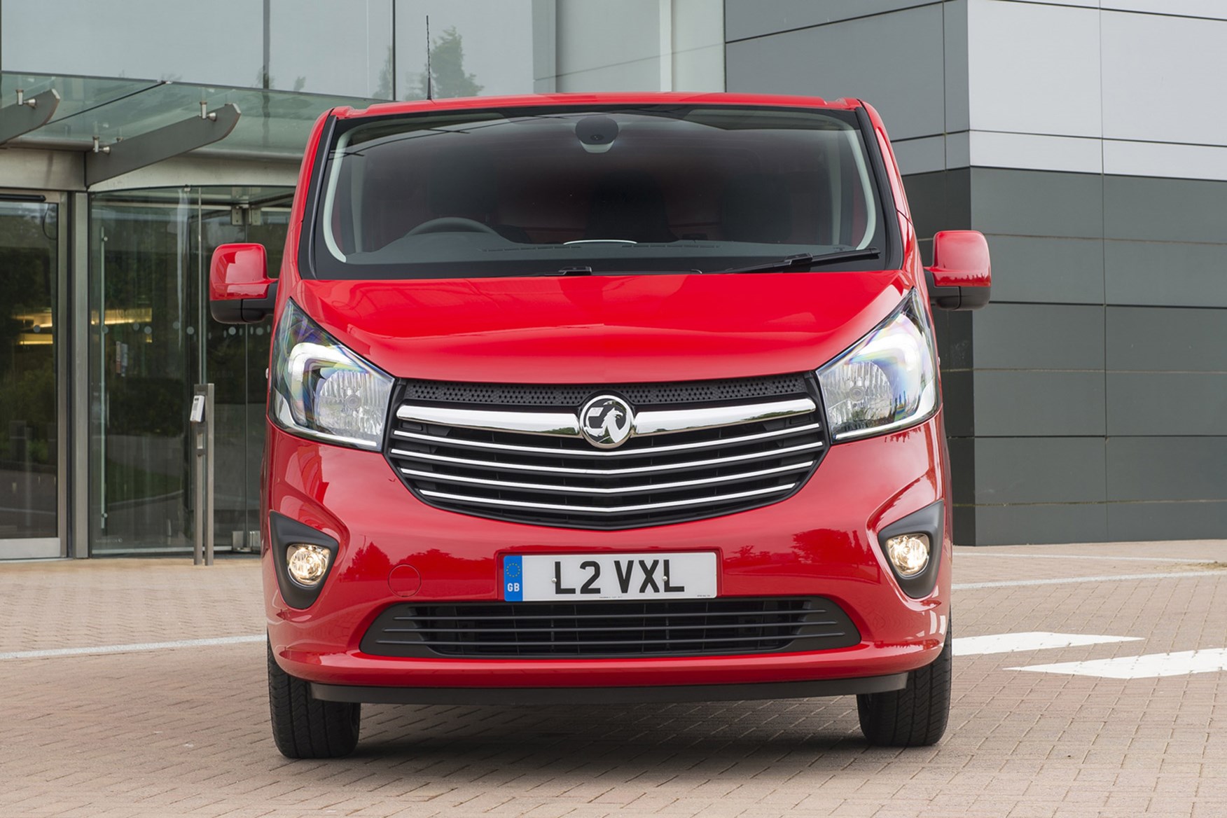Vauxhall Vivaro review - front view, red 