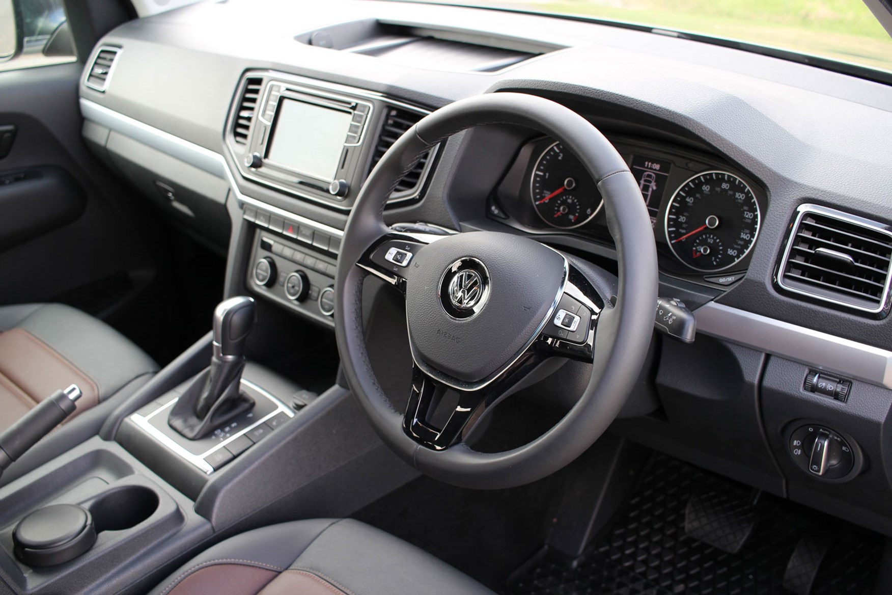 VW Amarok V6 Highline 224hp review - cab interior