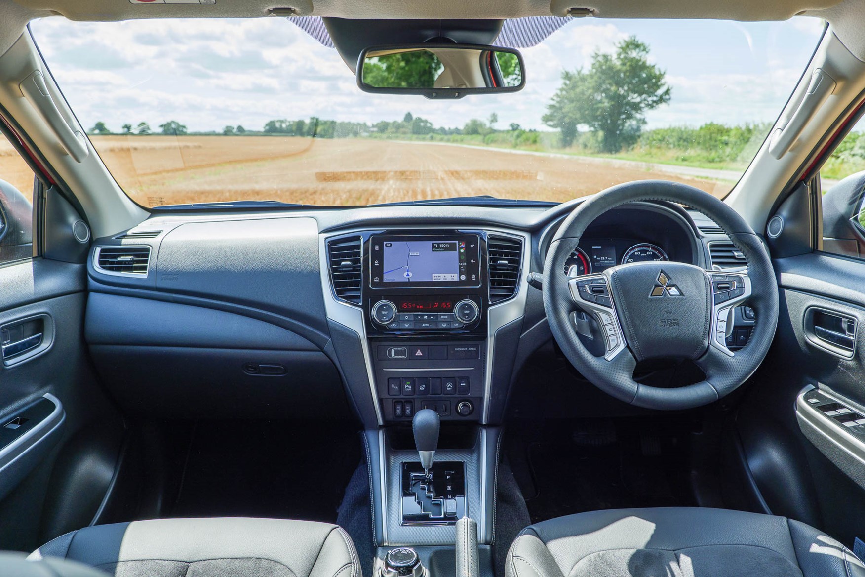 2019 Mitsubishi L200 Series 6 dashboard and interior