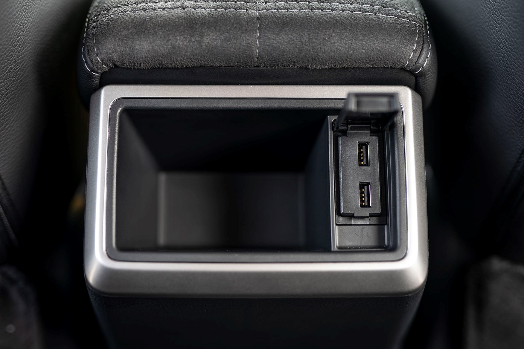 2019 Mitsubishi L200 Series 6, rear USB charging ports