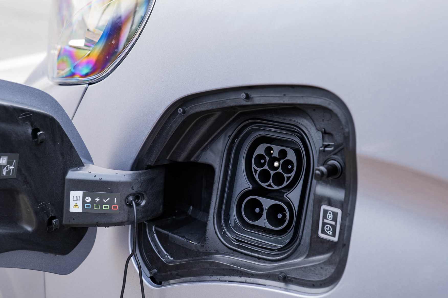 2021 Peugeot e-Expert charging port