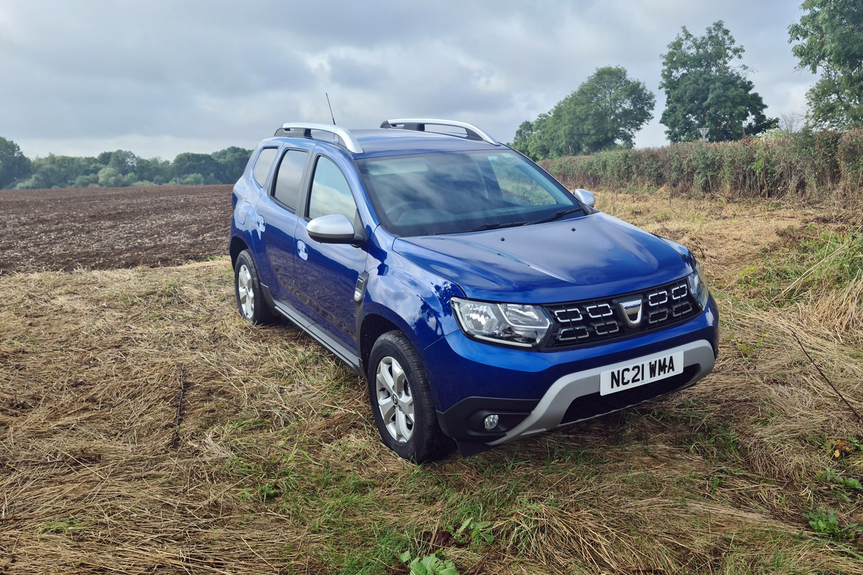 Dacia Duster Commercial review, front view, blue, off-road