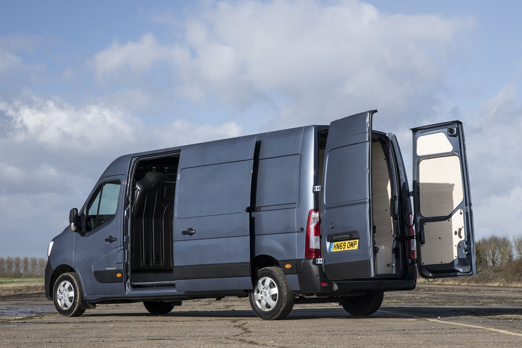 Renault Master, 2020, rear view with all doors open