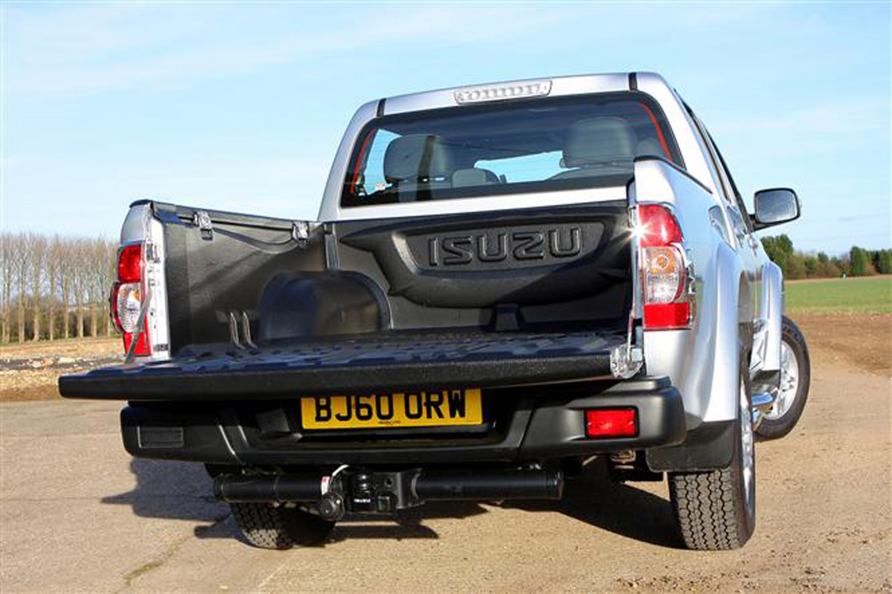 Isuzu Rodeo review on Parkers Vans - load area dimensions