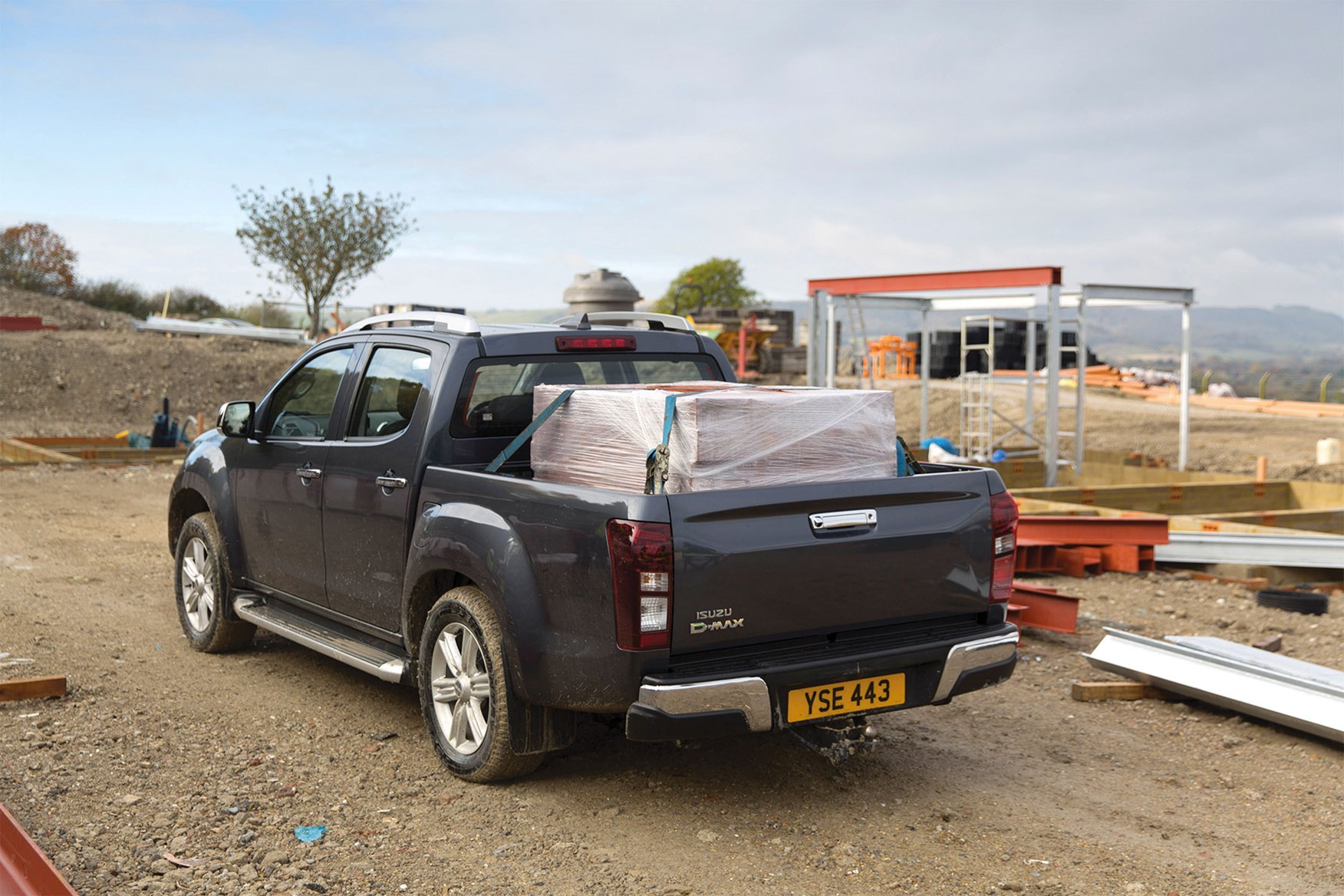 Isuzu D-Max load area dimensions, rear view, load bed fully loaded
