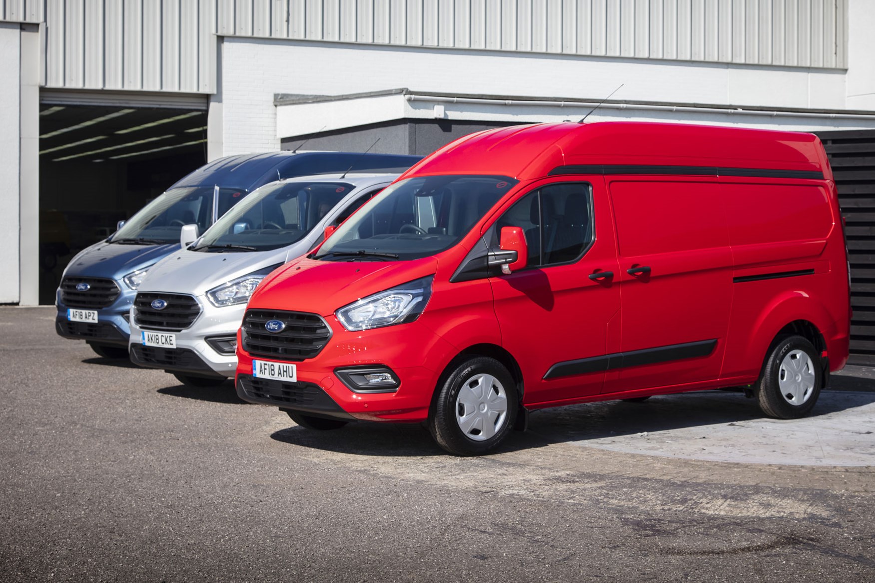 Ford Transit Custom dimensions - 2018 post-facelift high-roof H2 alongside low-roof H1