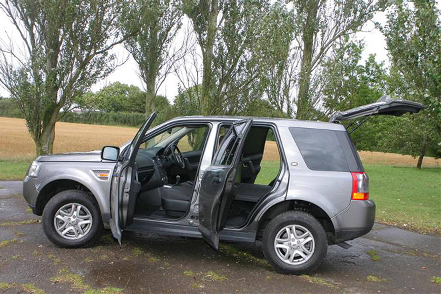 Land Rover Freelander review on Parkers Vans - load area access