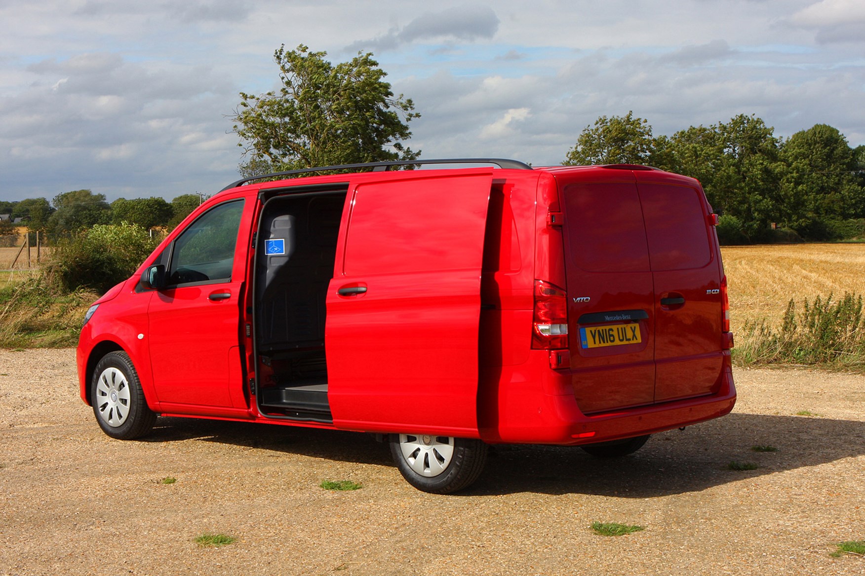 Mercedes-Benz Vito full review on Parkers Vans - load area acces, rear