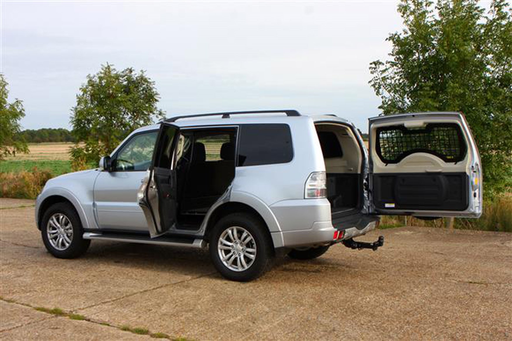 Mitsubishi Shogun review on Parkers Vans - load area acces