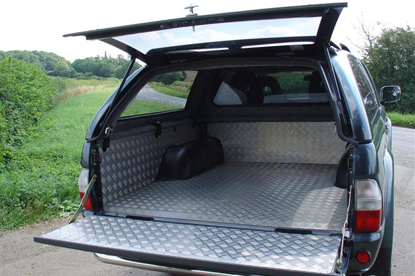 Mitsubishi L200 review on Parkers Vans - dimensions, load area