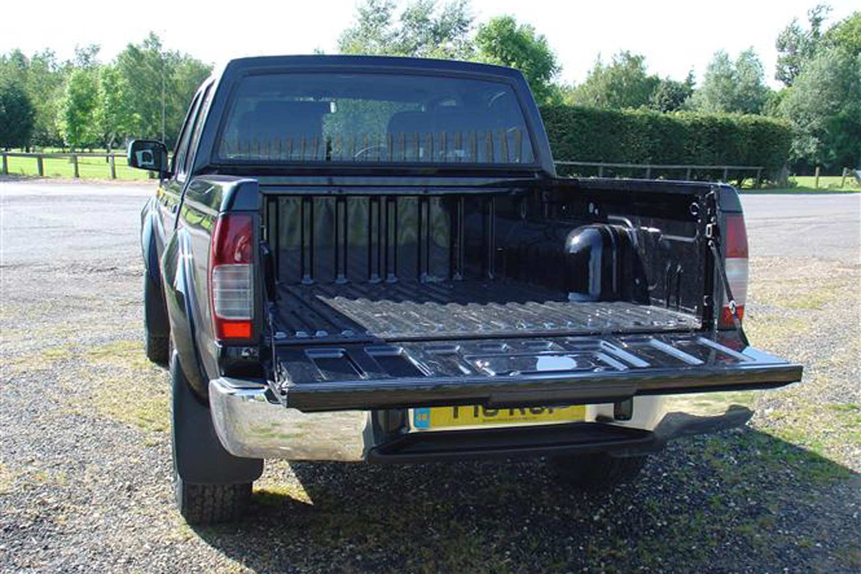 Nissan Navara 2001-2005 review on Parkers Vans - load area access