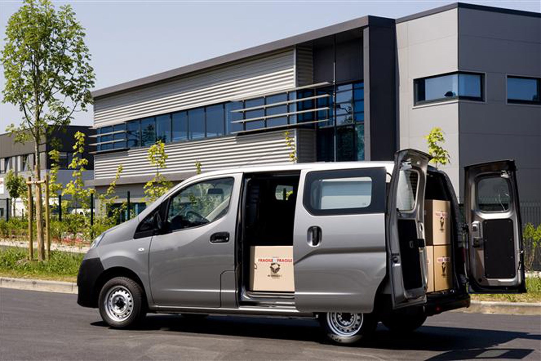 Nissan NV200 full review on Parkers Vans - load area access