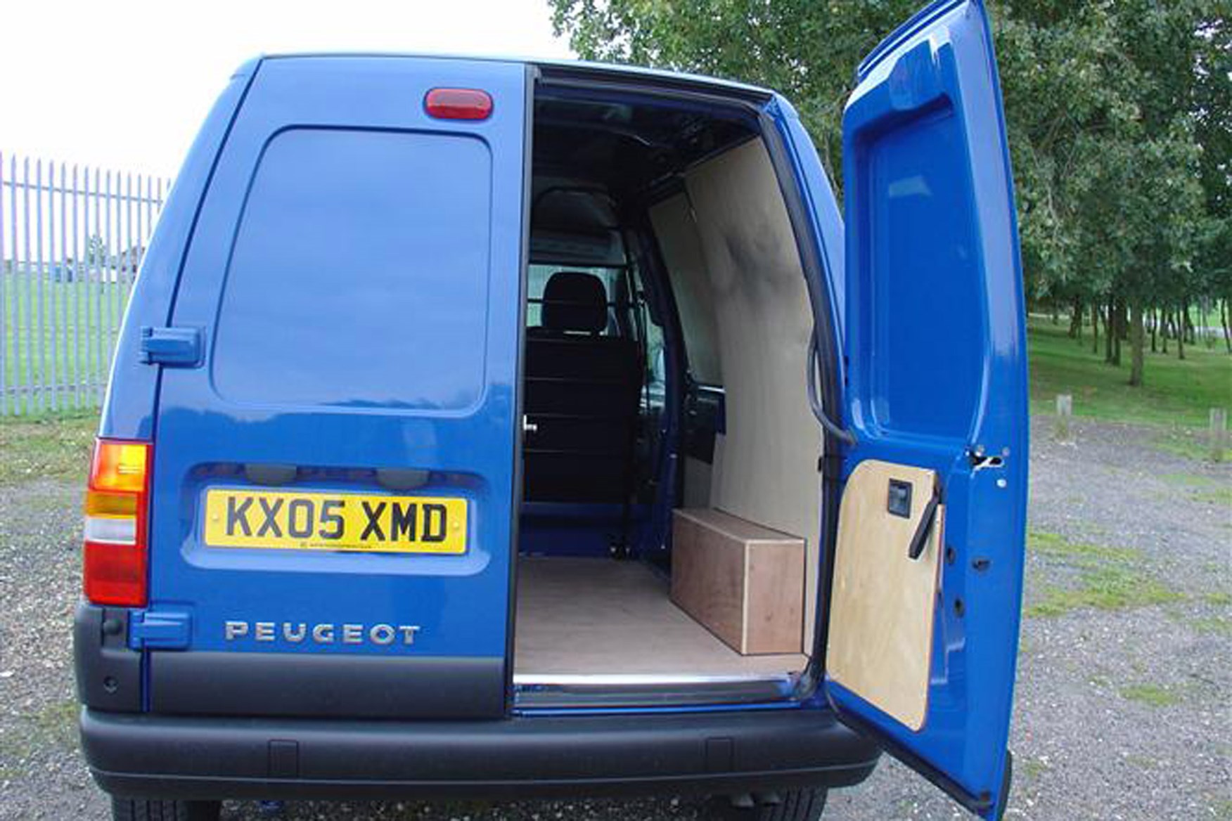 Peugeot Expert review on Parkers Vans - load area access