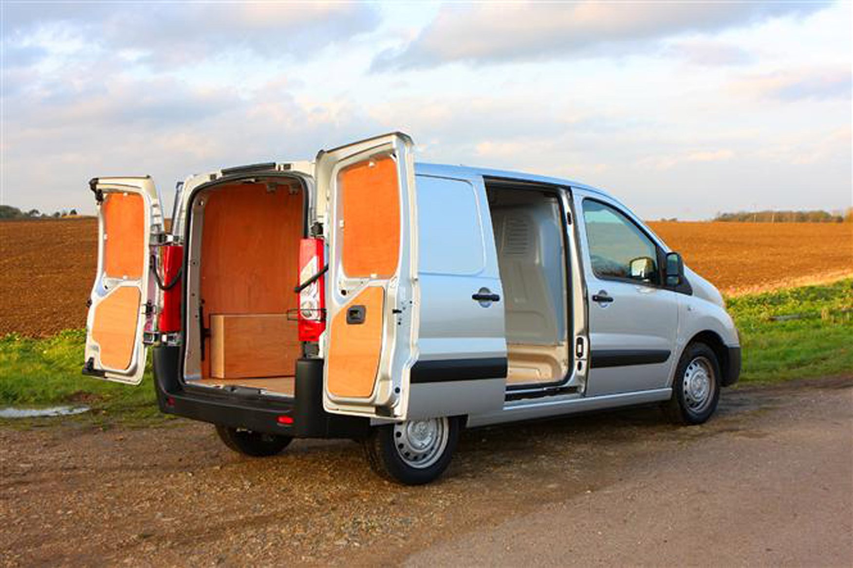 Peugeot Expert 2007-2015 review on Parkers Vans - load area access