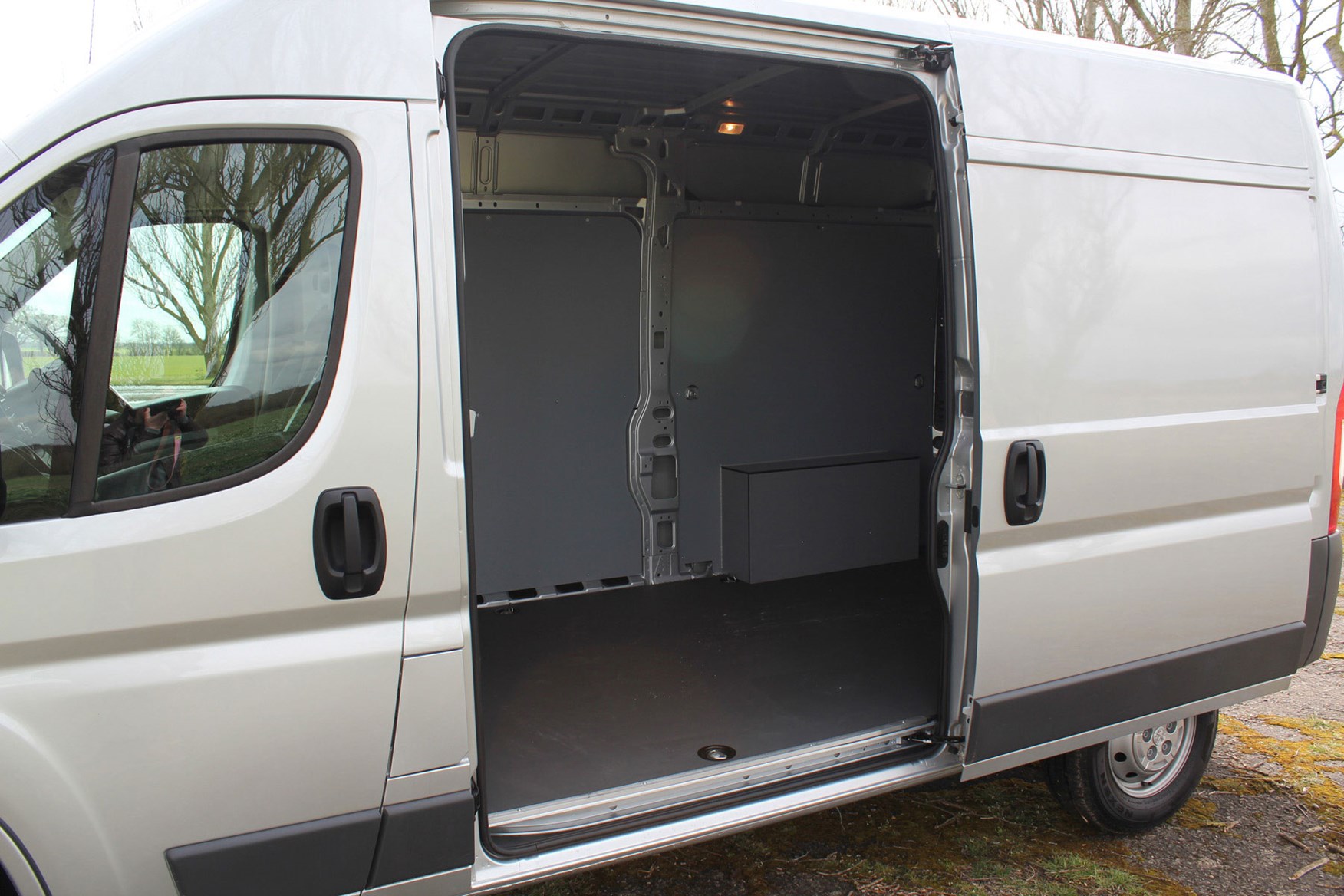 Peugeot Boxer dimensions - load area through side door, lined, silver