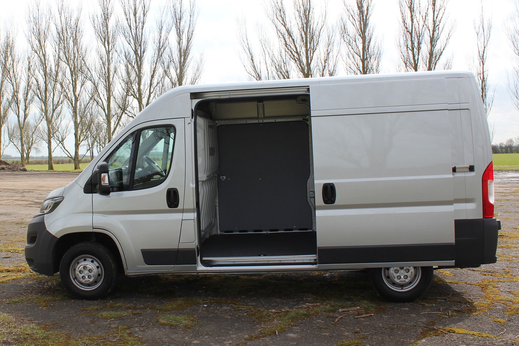 Peugeot Boxer dimensions - side view, side door open, silver