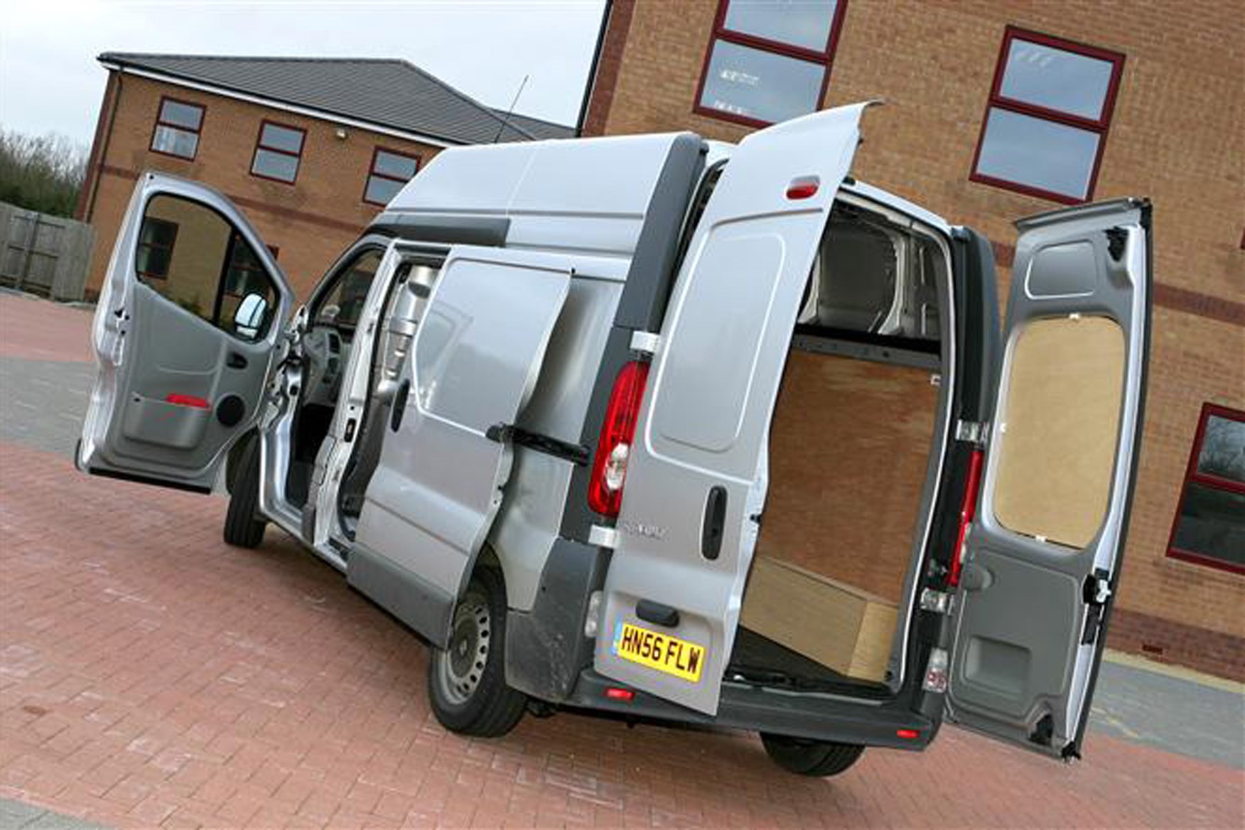 Renault Trafic 2001-2014 review on Parkers Vans - load area