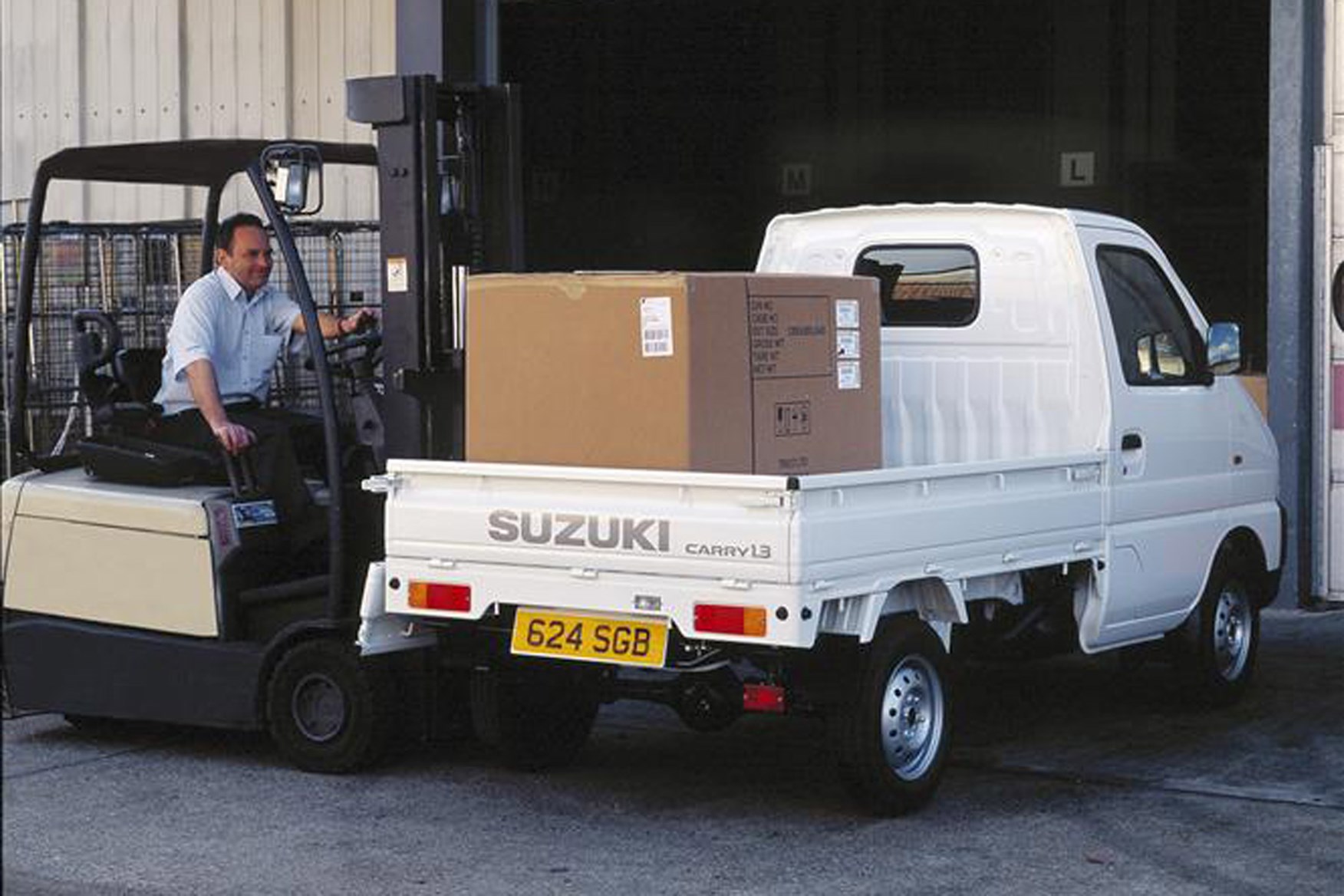 Suzuki Carry review on Parkers Vans - pickup load area, payload
