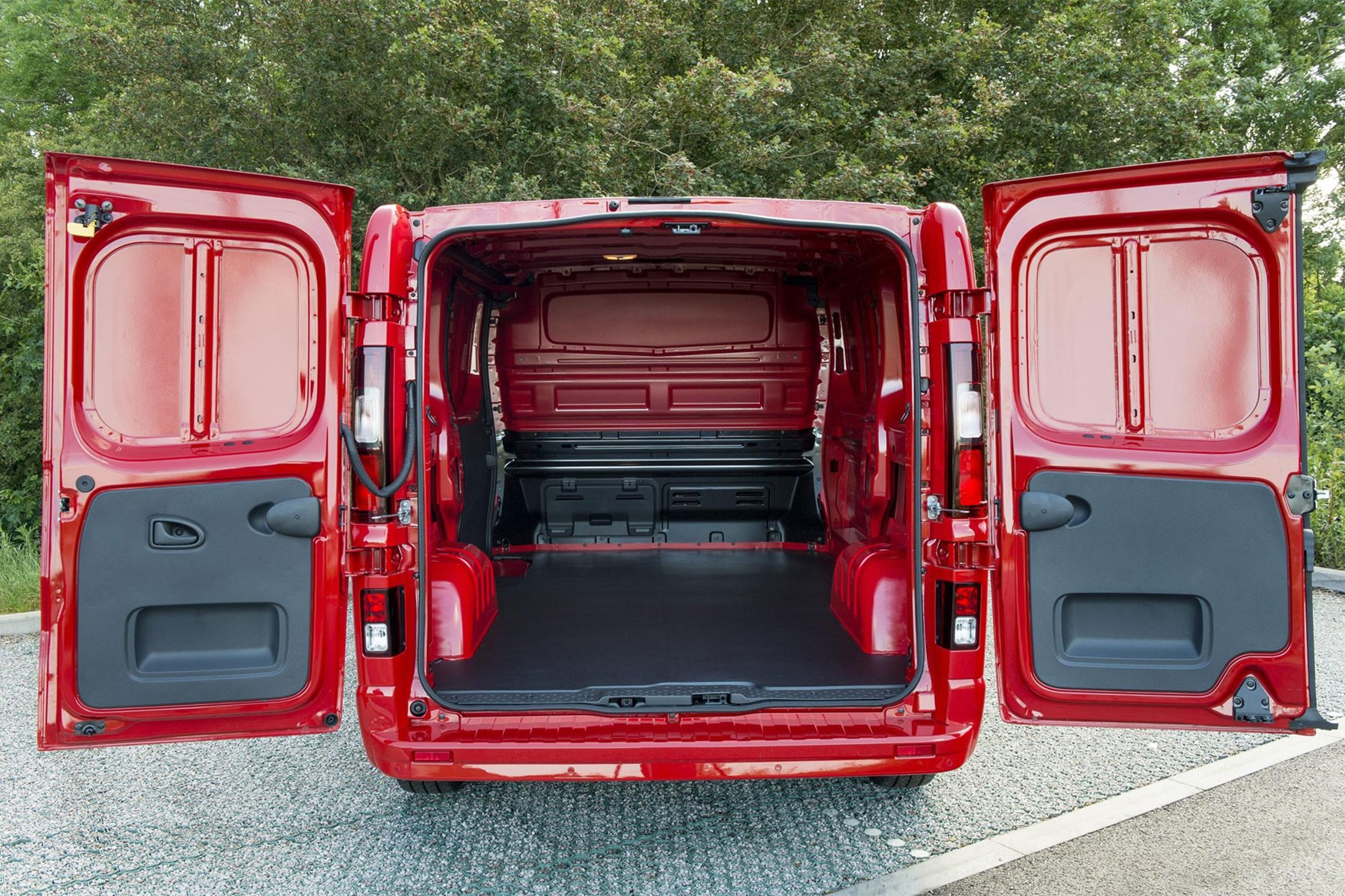 Vauxhall Vivaro dimension - load area with doors open