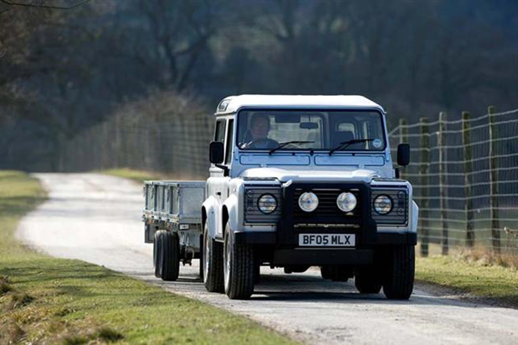 Land Rover Defender review on Parkers Vans - towing capability
