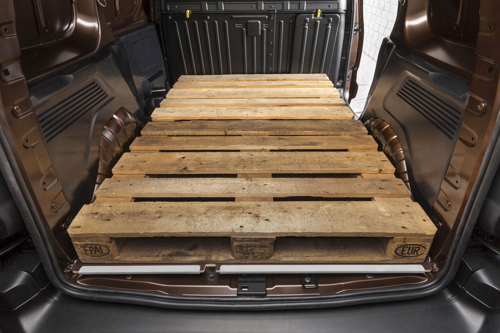Vauxhall Combo Cargo dimensions - two Euro pallets on board