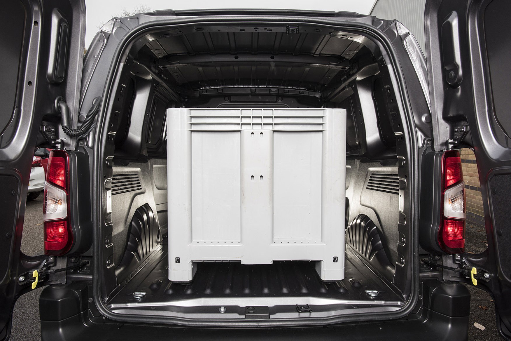 Vauxhall Combo dimensions - load area