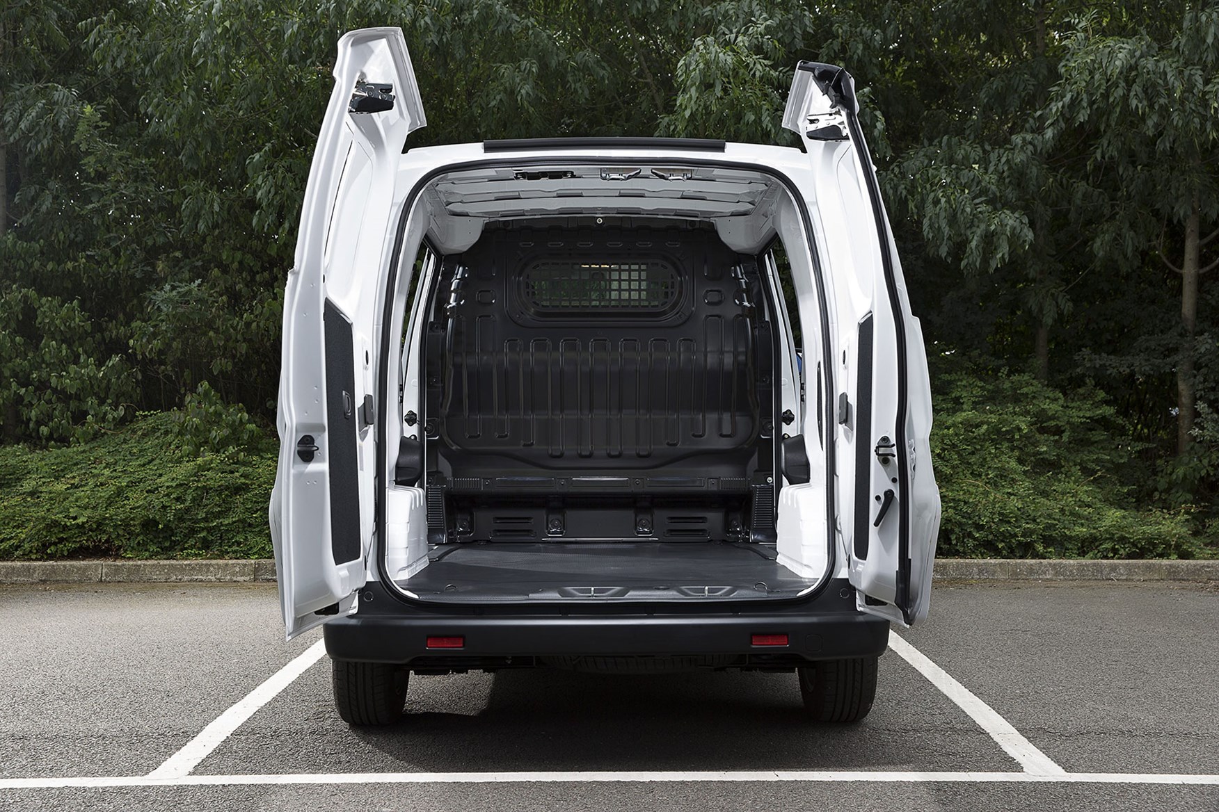 Nissan e-NV200 load area dimensions - dead-on rear view, doors open, 2020