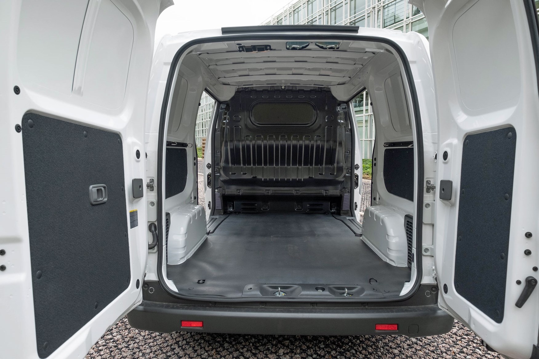 Nissan e-NV200 load area dimensions - load space, payload, 2020