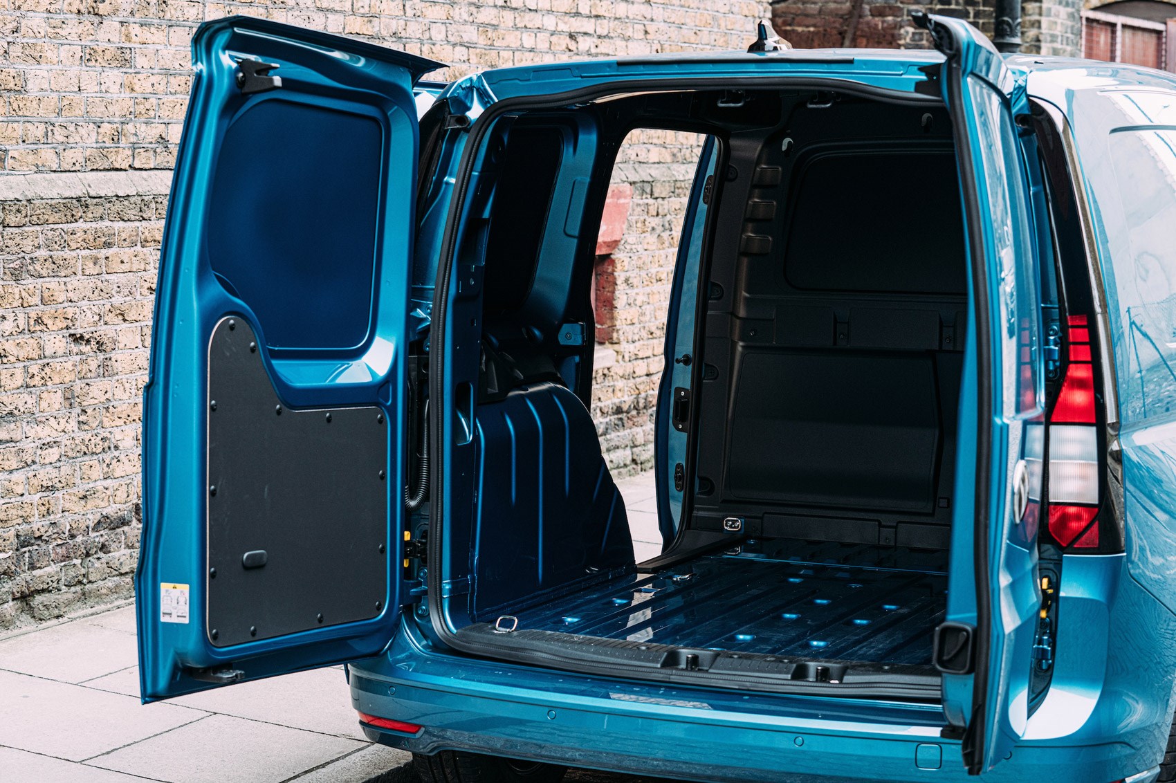 VW Caddy Cargo payload - SWB, load area, side door open, 2021