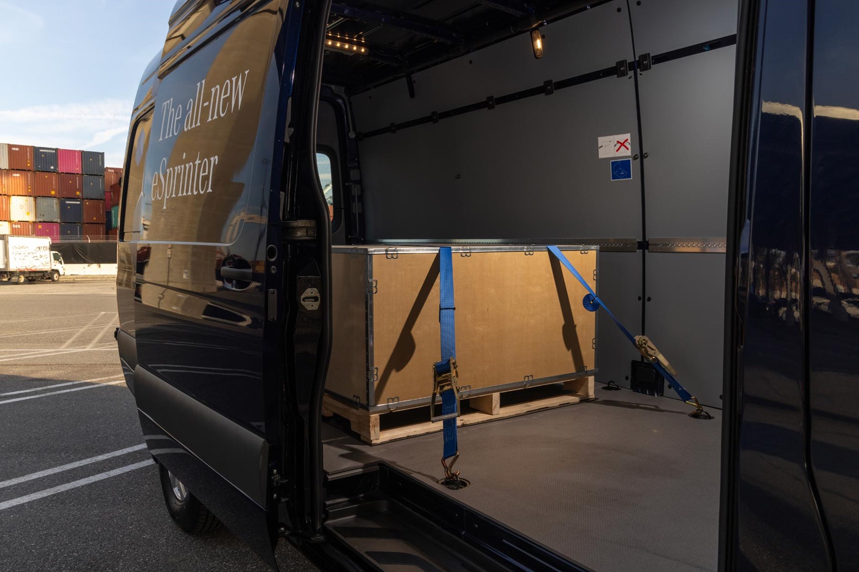 The walls and floor of the eSprinter come with a durable covering as standard.