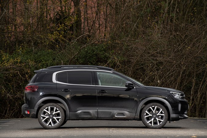 Citroen C5 Aircross side profile showing optional 19-inch wheels and Airbumps on the flanks