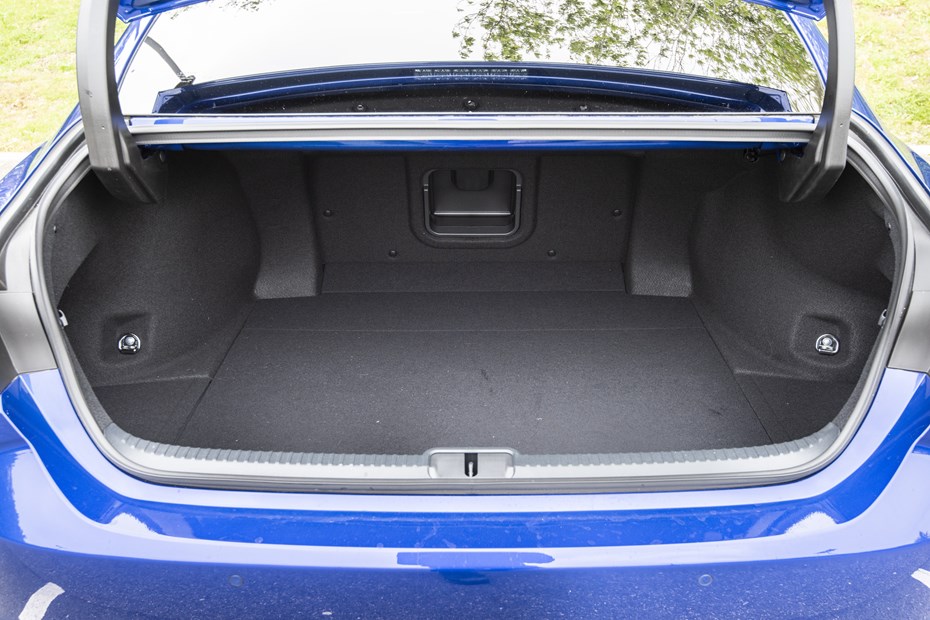 Lexus ES - boot