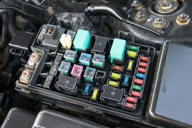 How to replace car fuses