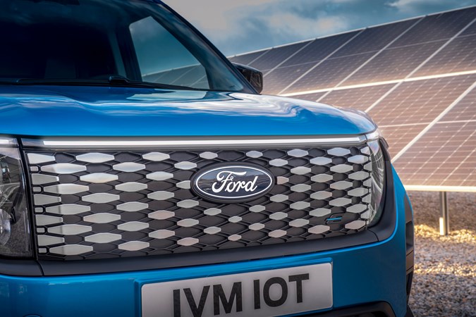Ford E-Transit Courier 2023 front grille