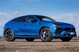 Lamborghini Urus (2019) front three-quarter view