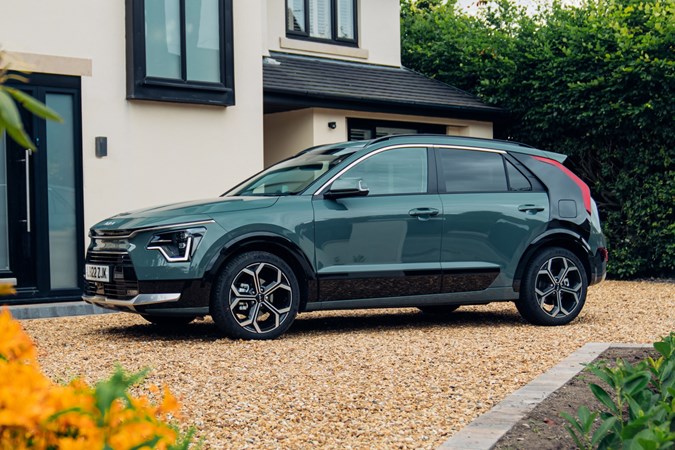 Kia Niro Hybrid, front three quarter static, green paint