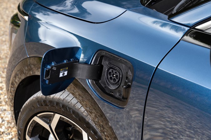 Kia Niro Plug-in Hybrid, charging socket, blue paint