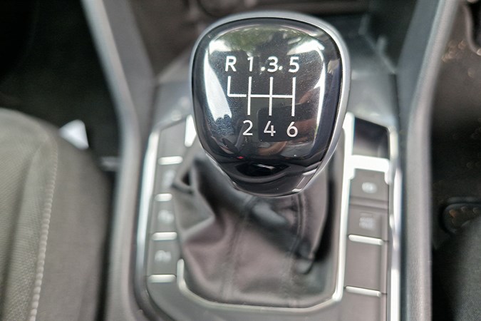 VW Tiguan Allspace long-term test - gearknob for six-speed manual transmission