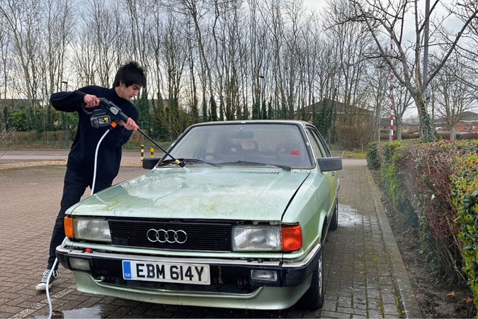 Aaron Hussain washing Audi 80 with Worx pressure washer