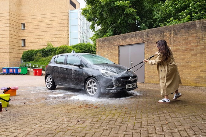 Paula Cullington using the Bosch EasyAquatak120 on a Vauxhall Corsa