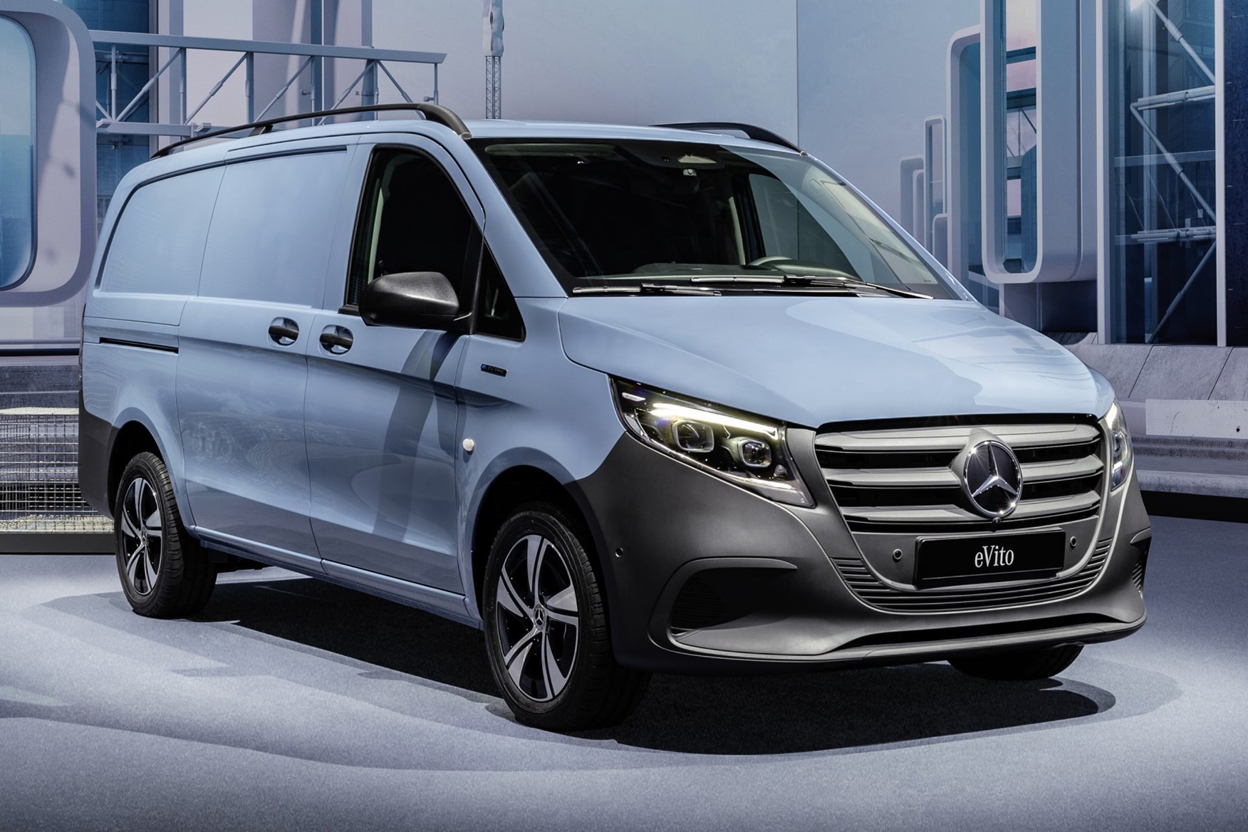 New Mercedes mid-sized van family turns up the tech | Parkers