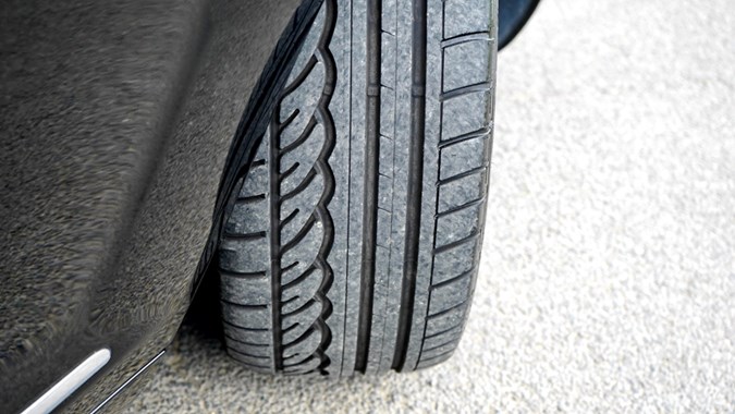 Car with tyre turned out - Guide to tyre checking